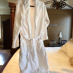 In like new condition OS white housecoat